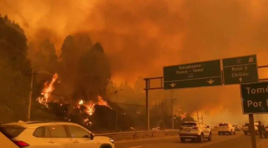 ഒരു വശത്ത് ഉഷ്ണതരംഗം രൂക്ഷമാകുന്നു, മറുവശത്ത് കാട്ടുതീ ആളിപടരുന്നു, 19 മരണം