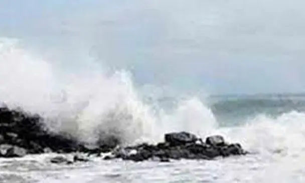 കള്ളക്കടൽ പ്രതിഭാസം: കൊല്ലം, ആലപ്പുഴ തീരങ്ങളിൽ ജാഗ്രതാ നിർദേശം; വിനോദസഞ്ചാരത്തിന് വിലക്ക്