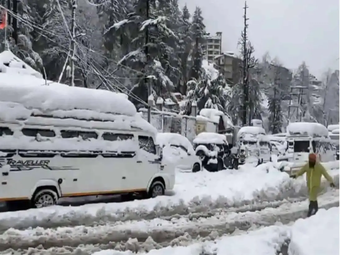 മഞ്ഞുകാണാനെത്തിയ വിനോദ സഞ്ചാരികൾ ദുരിതത്തിലായി, തണുത്തുറഞ്ഞ താപനിലയിൽ ആളുകൾ കാറുകളിൽ കുടുങ്ങി