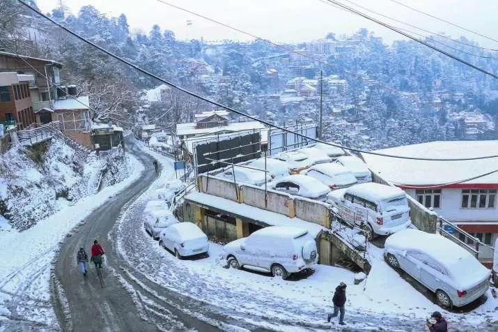Heavy rain and snowfall in Himachal Pradesh, people trapped in cars