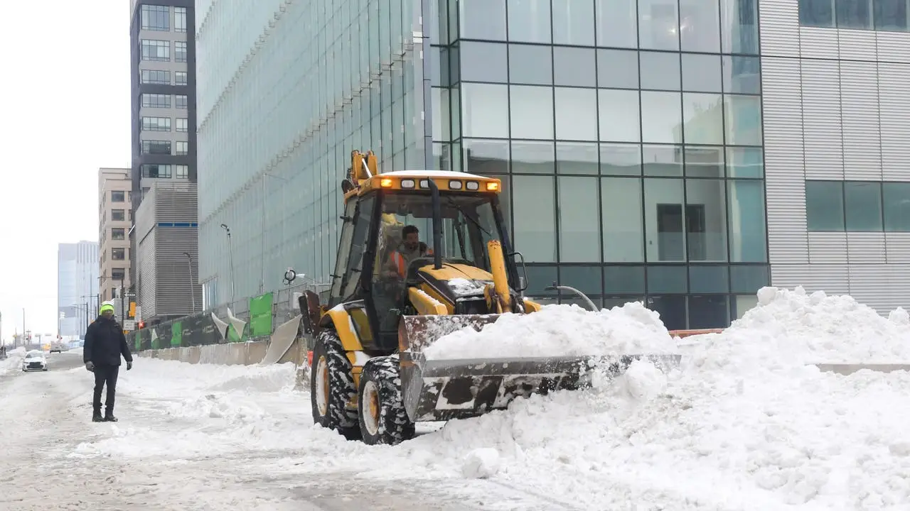 ഫിലാഡൽഫിയയിൽ ശൈത്യകാല കൊടുങ്കാറ്റ്: മഞ്ഞുനീക്കൽ നടപടികളുമായി നഗരം; വ്യാപാര മേഖലയിൽ തിരക്കേറുന്നു
