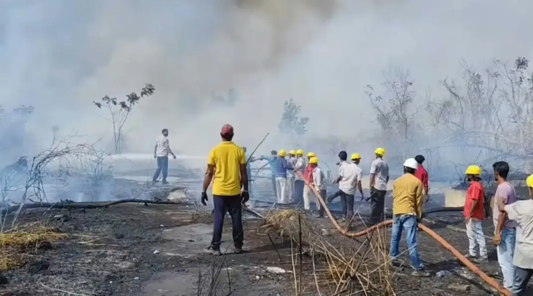 സർക്കാർ ഭൂമിയിലെ കുറ്റിക്കാട്ടിൽ വൻ തീപിടുത്തം, തൊട്ടടുത്ത് ഗ്യാസ് ഫില്ലിങ് സെന്റർ