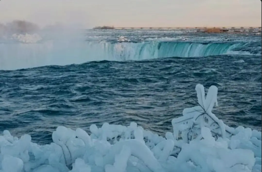 Niagara Falls, which surprised the world, froze and turned into ice