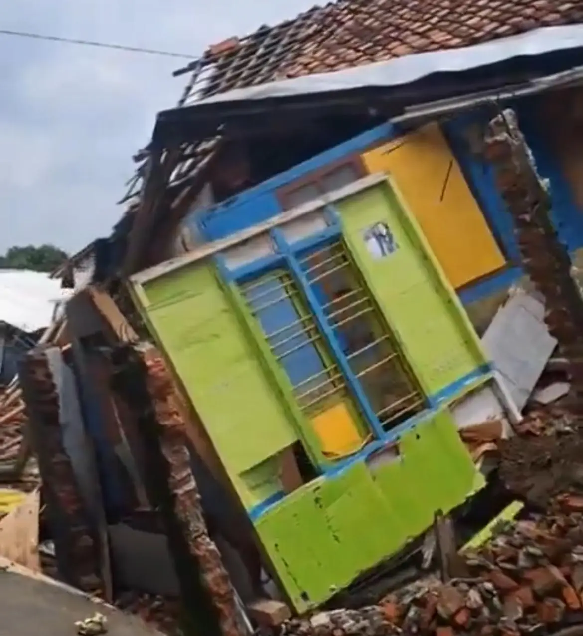 ഇന്തോനേഷ്യയിൽ മണ്ണിടിച്ചിൽ തുടരുന്നു, 2460 ഓളം പേർ ദുരിതത്തിൽ, തിരിച്ചറിയൽ പ്രക്രിയ നടത്തിയത് പോസ്റ്റ്‌മോർട്ടം ഡാറ്റ ഉപയോഗിച്ച് 