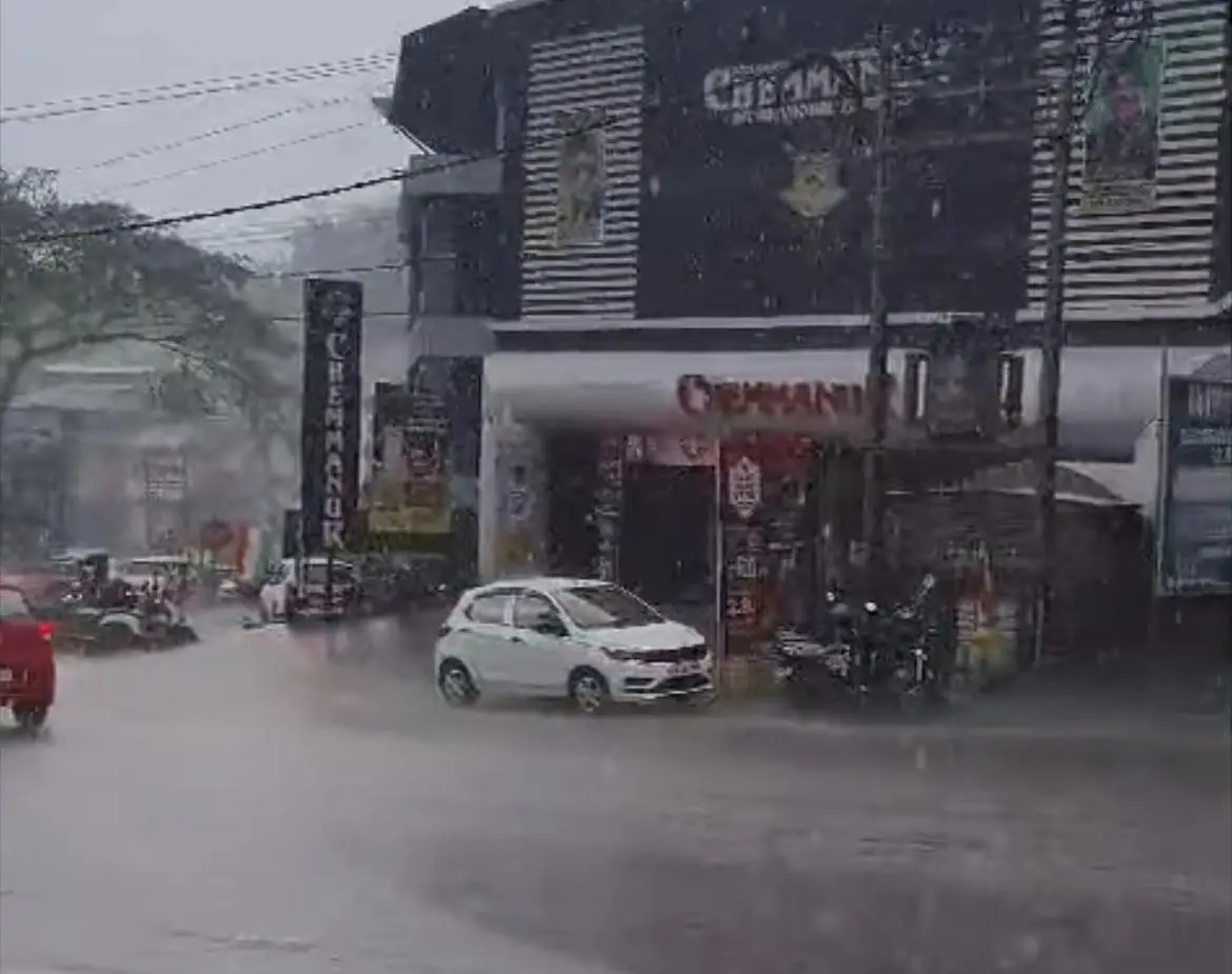 ഇന്ന് മഴ നേരത്തേ തുടങ്ങി, ചില ജില്ലകളിൽ  ശക്തമായ കാറ്റും, മഴയും 