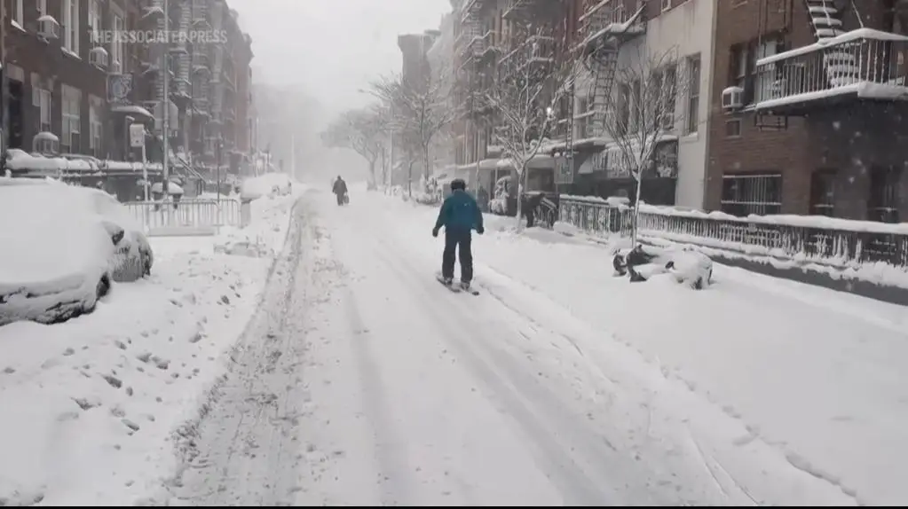 അമേരിക്കയിൽ മഞ്ഞു വീഴ്ച്ച തുടരുന്നു, വിമാന സർവീസുകൾ റദ്ദാക്കി, 24 മണിക്കൂറിനുള്ളിൽ കാലാവസ്ഥ മെച്ചപ്പെടാൻ സാധ്യത