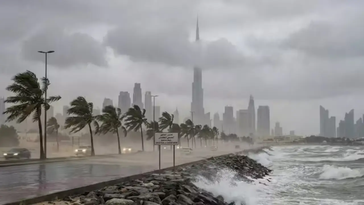 UAE Weather : യുഎഇ യിൽ ഒറ്റപ്പെട്ട മഴയ്ക്ക് സാധ്യത, താപനില കുത്തനെ താഴും, മൂടൽമഞ്ഞ് ജാഗ്രത