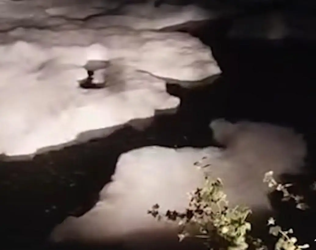 മലമ്പുഴ കനാലിൽ മേഘങ്ങൾ പോലെ പതകൾ ഒഴുകുന്നത് കണ്ട് പരിഭ്രാന്തരായി ജനങ്ങൾ