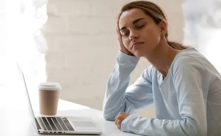  ഓഫീസിലെ കസേരയിലിരുന്ന് ഈ ചൂടിൽ ഉറക്കം തൂങ്ങാറുണ്ടോ, ചെറിയമയക്കം അപകടകാരിയാകുന്നു