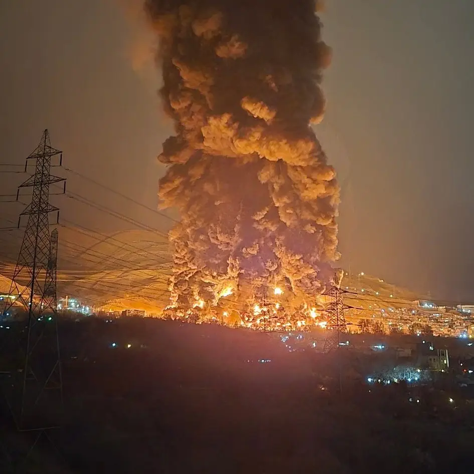 വ്യോമാക്രമണത്തിൽ ഭീമൻ തീപിടിത്തം, എണ്ണ ടാങ്കുകൾ തകർന്ന് റോഡുകളിലേക്കൊഴുകി, പരിസ്ഥിതിക്ക് ഗുരുതര ഭീഷണി