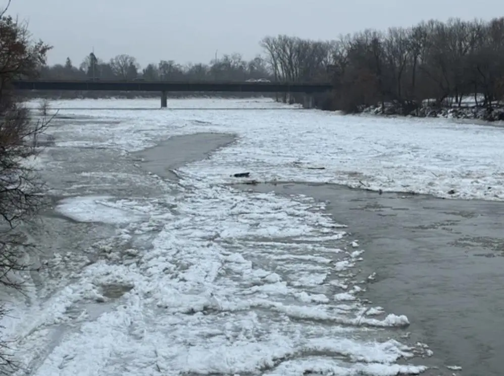 കനത്ത മഴയും ചൂടും, മഞ്ഞുരുകി നദികൾ കരകവിഞ്ഞൊഴുകുന്നു, വെള്ളപ്പൊക്ക മുന്നറിയിപ്പ്