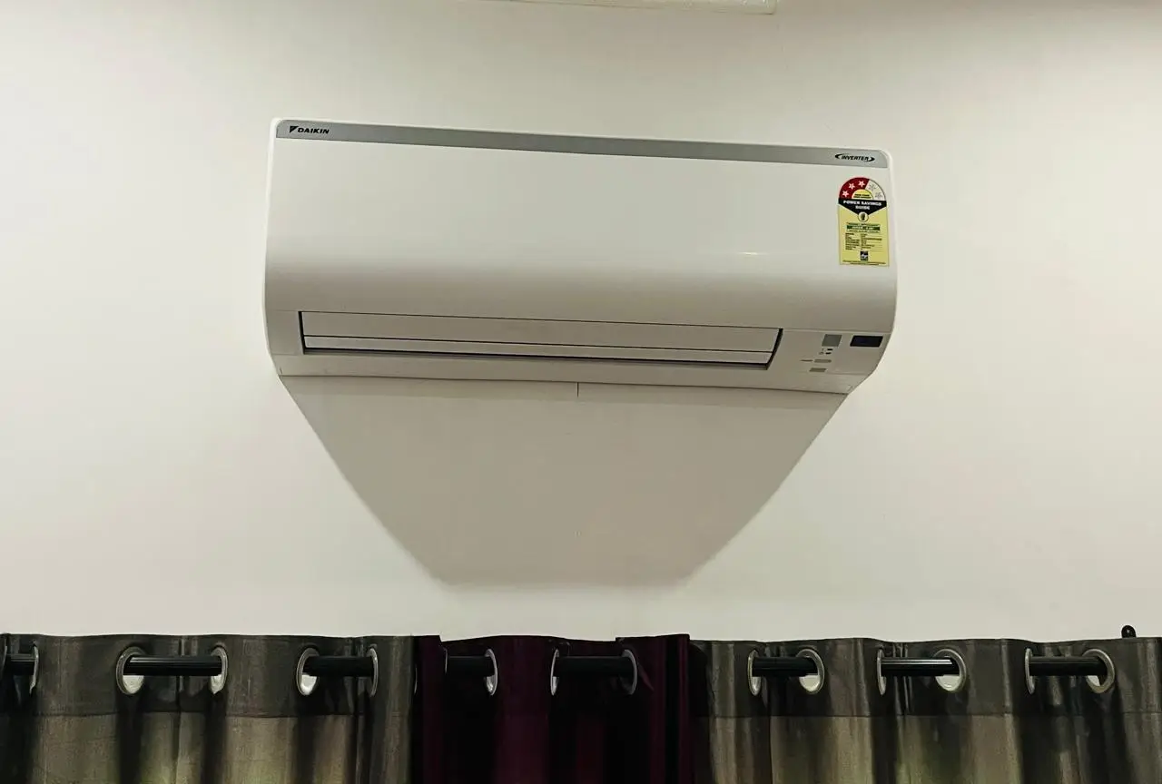 ഈ വേനൽചൂടിൽ രാത്രി മുഴുവൻ എസി ഓണാക്കി ഉറങ്ങുന്നവരാണോ? ആരോഗ്യത്തിന് അപകടമെന്ന് മുന്നറിയിപ്പ്