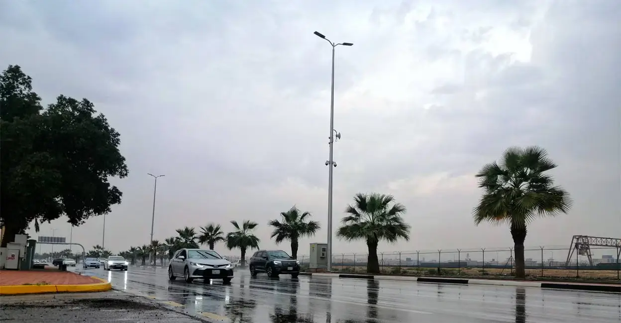 സൗദി അറേബ്യയിൽ വ്യാപക മഴയ്ക്ക് സാധ്യത; ഇടിമിന്നലും ശക്തമായ കാറ്റിനും മുന്നറിയിപ്പ്