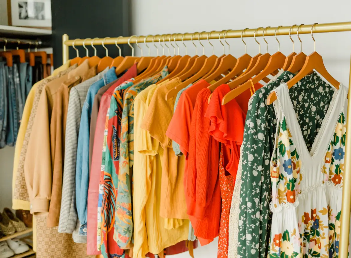 വേനൽക്കാലത്ത് ഏത് നിറത്തിലുള്ള വസ്ത്രം ധരിക്കണം? ഈ നിറങ്ങൾ ധരിച്ചാൽ ചൂട് കുറയ്ക്കാമെന്ന് വിദഗ്ധർ