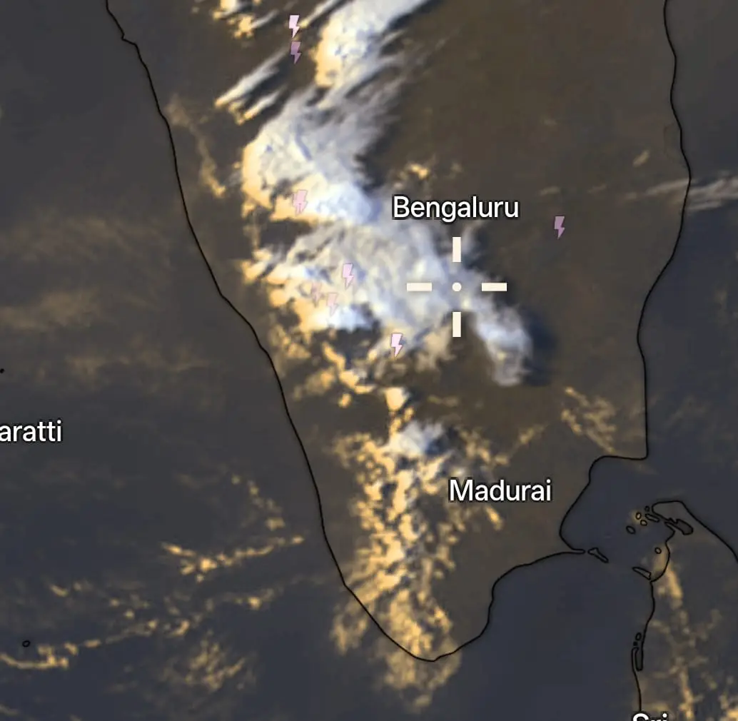 കേരളത്തിൽ പലയിടത്തും രാത്രിയോടെ മഴ എത്തി, ബെംഗളൂരു–മധുരൈ മേഖലയിൽ ശക്തമായ ഇടിമിന്നൽ മേഘങ്ങൾ