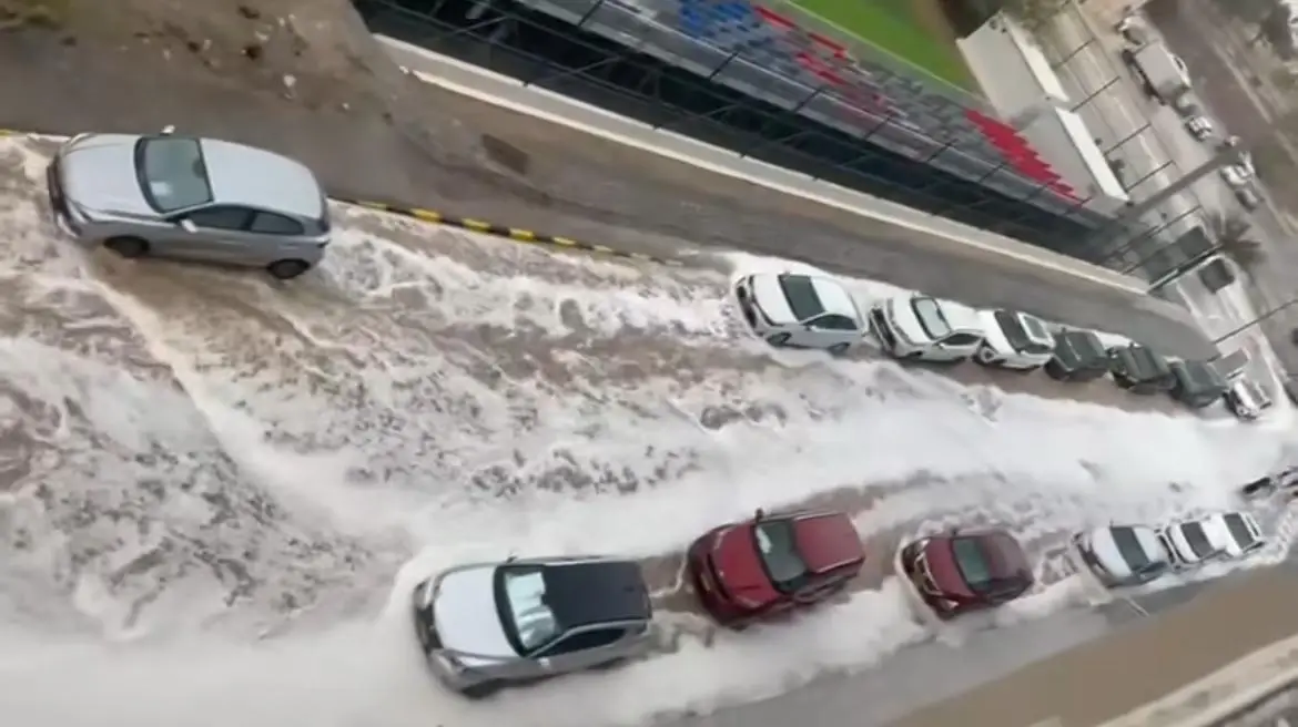 ക്യുമിലോനിംബസ്(കൂമ്പാര മേഘങ്ങൾ) ശക്തമായി; ഒമാനിൽ മഴയും ഇടിമിന്നലും 