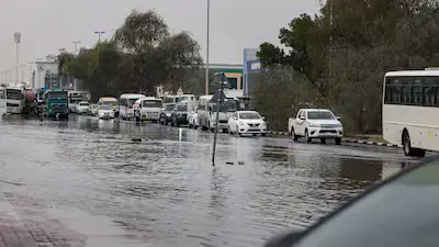യുഎഇയിലെ അപൂർവ വേനൽമഴ ശക്തമാവുന്നു, കാരണമെന്ത് ? മുന്നറിയിപ്പുമായി വിദഗ്ധർ