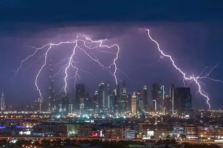 യുഎഇയിൽ ഇടിയോടുകൂടിയ കനത്ത മഴ; ഇന്നോടെ ശമനം, പിന്നാലെ സാധാരണ കാലാവസ്ഥയിലേക്ക്  മടങ്ങും