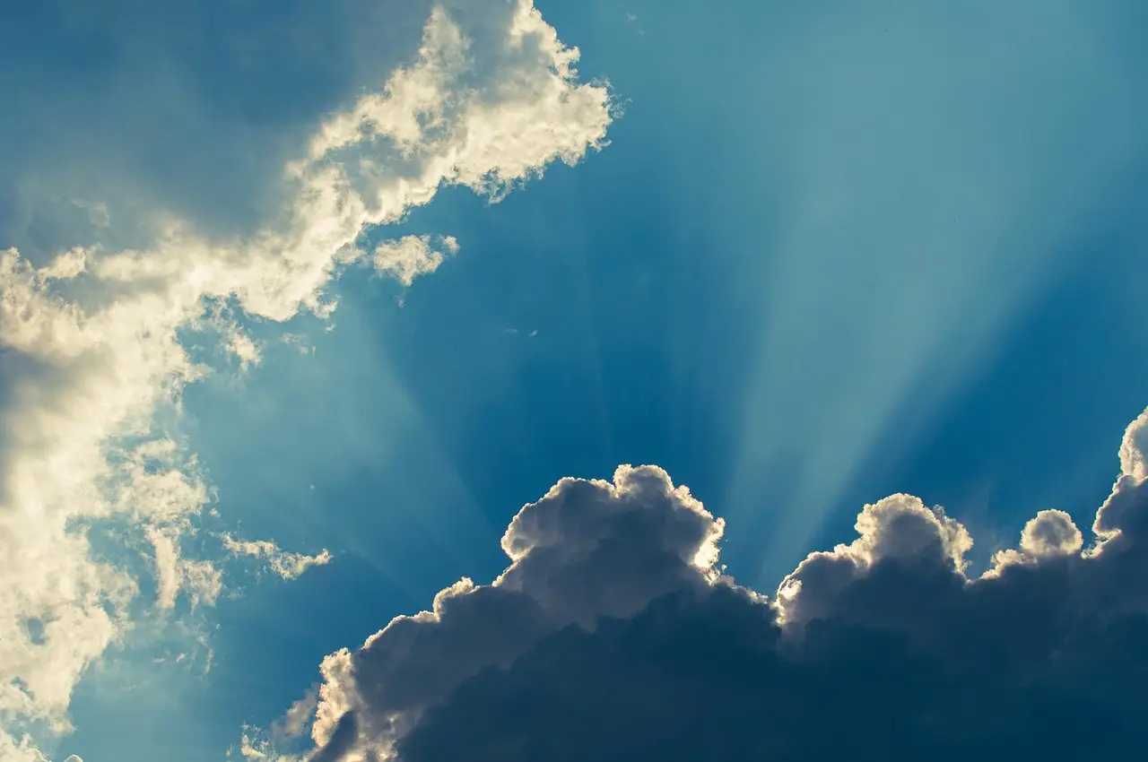 മേഘങ്ങൾ മടങ്ങിയെത്തിയപ്പോൾ UV സൂചികയിൽ കുറവ് – പക്ഷേ ജാഗ്രത ആവശ്യം