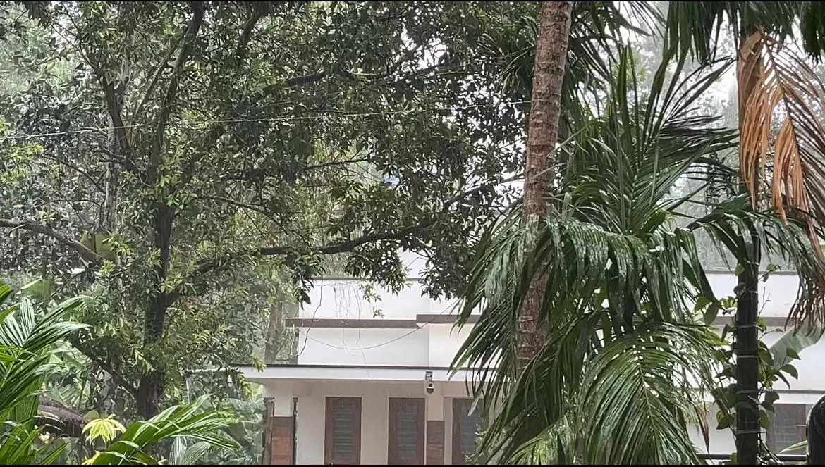 സംസ്ഥാനത്ത് വേനൽമഴ ദുരന്തം ; ഇടിമിന്നൽ മരണം, കാറ്റിൽ വ്യാപക നാശനഷ്ടങ്ങൾ 