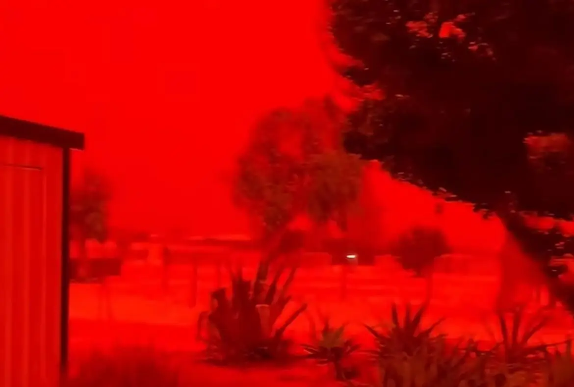 നരേൽ ചുഴലികാറ്റിൻ്റെ ആഘാതം, പ്രകൃതിയുടെ അദ്ഭുത കാഴ്ച്ച, ഓസ്ട്രേലിയൻ ആകാശം രക്തചുവപ്പായി