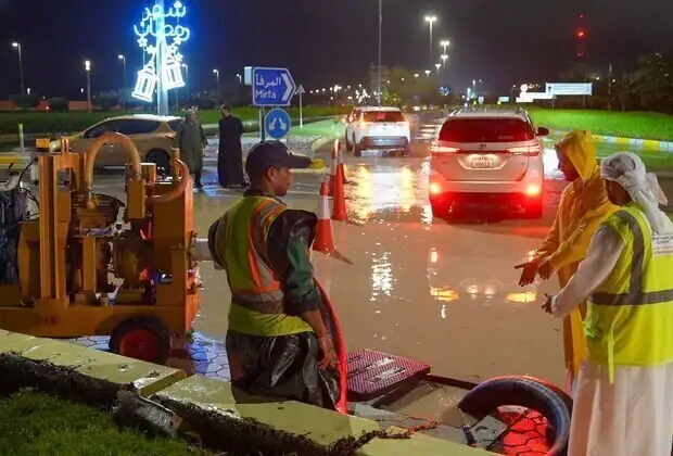 ജനസുരക്ഷയ്ക്ക് മുൻഗണന; അൽ ദഫയിൽ മഴ പ്രതിസന്ധി വേഗത്തിൽ പരിഹരിച്ചു, സഹായത്തിന് മുന്നിൽ നിന്ന് മലയാളികൾ