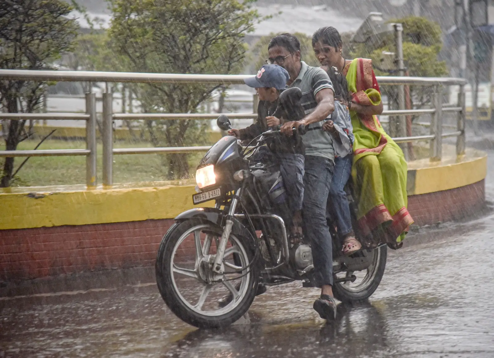 വേനല്‍ മഴ നേരത്തെ രാജ്യത്തുടനീളം, ഇത് അപൂര്‍വമായ മഴ സമ്മേളനം