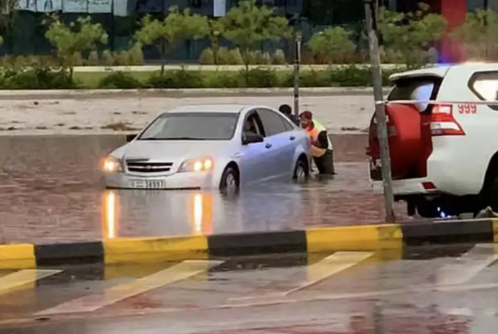യുഎഇയിൽ കനത്തമഴയ്ക്ക് പിന്നാലെ വാഹനമേഖലയിൽ ജാഗ്രത വർധിച്ചു