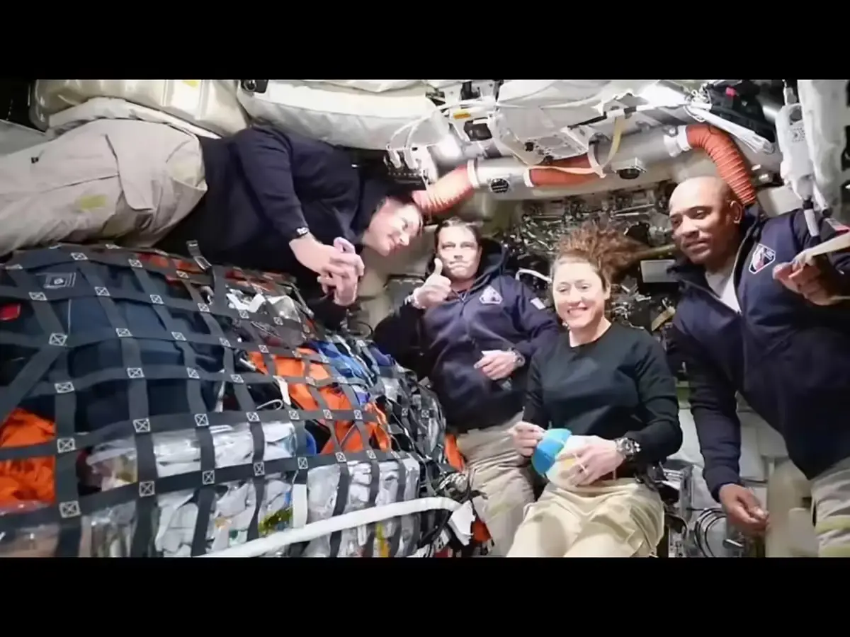 ചരിത്ര നിമിഷം: ഭൂമിയിൽ നിന്ന് ഏറ്റവും ദൂരം സഞ്ചരിച്ച സംഘമായി ആർട്ടെമിസ് 2