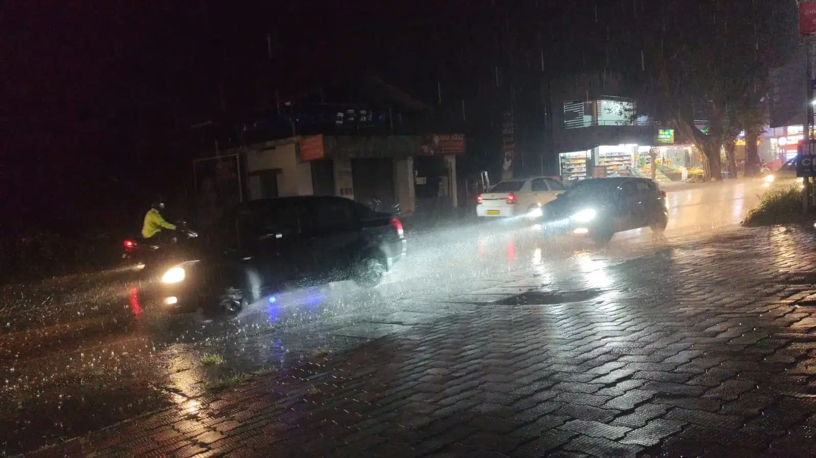 Kerala Weather 11/04/26 : കേരളത്തിൽ ഇടിയോടുകൂടിയ മഴ ശക്തമാകുന്നു; മധ്യ-വടക്കൻ ജില്ലകളിൽ കൂടുതൽ ജാഗ്രത