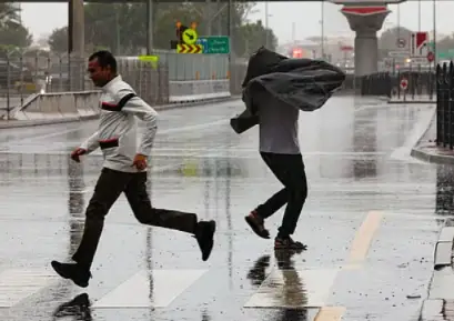 യുഎഇയിൽ മഴ, ചിലയിടങ്ങളിൽ ശക്തമായ മഴയ്ക്കും കാറ്റിനും സാധ്യത