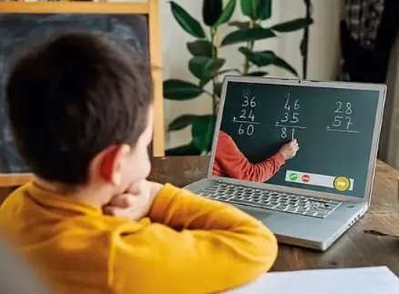 യുഎഇയിൽ പുതിയ അധ്യയന വർഷം ഓൺലൈനിൽ; കുട്ടികൾ സ്ക്രീനിന് മുന്നിൽ, രക്ഷിതാക്കൾക്ക് ഇരട്ട ഭാരം, എന്നു തീരും ഈ ദുരിതം