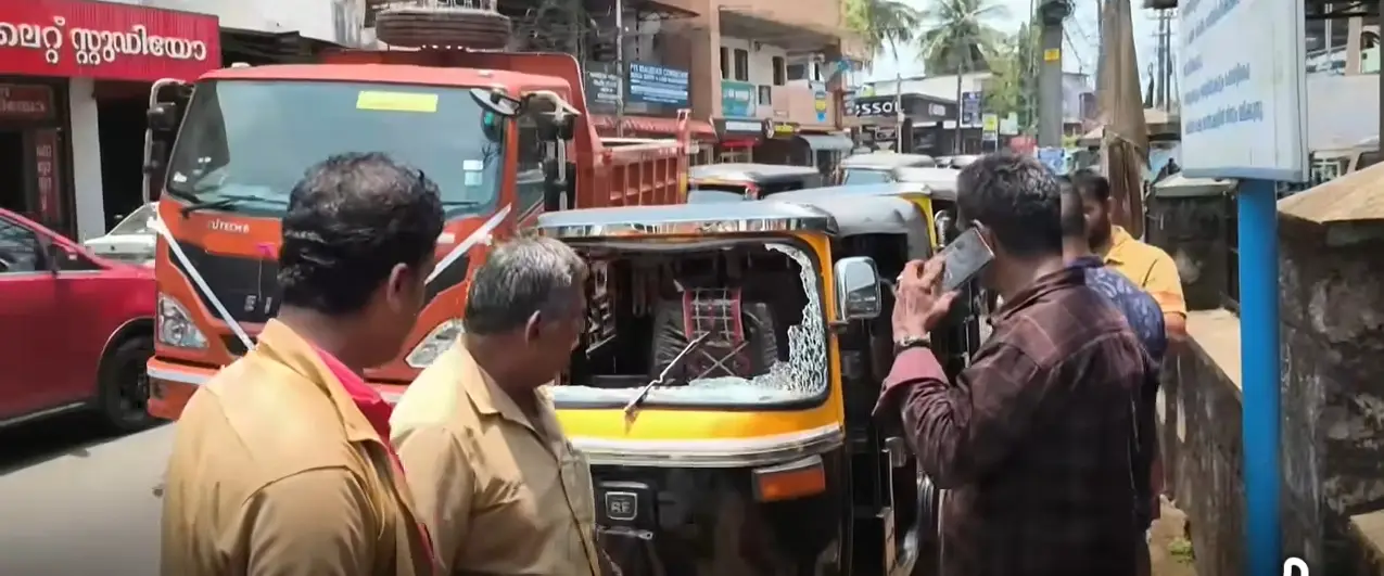 വെന്തുരുകി കേരളം: പാലക്കാട് ചൂടിൽ ഓട്ടോറിക്ഷയുടെ ഗ്ലാസ് പൊട്ടി