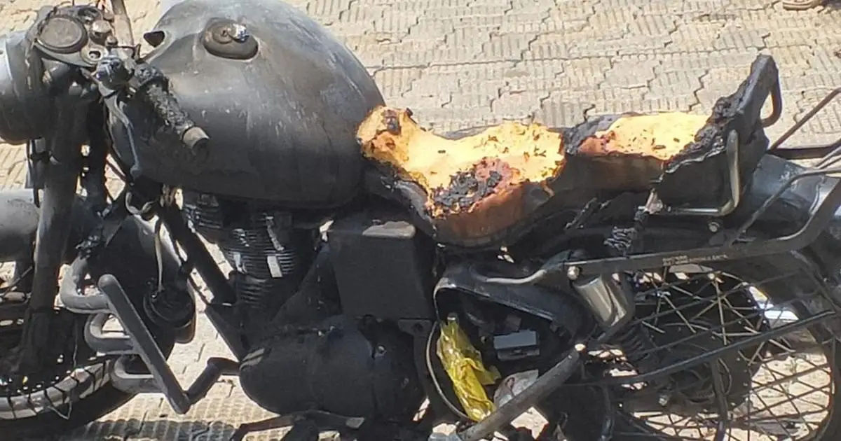 സംസ്ഥാനത്ത് ചൂടിൻ്റെ ഭീകരത; പാർക്ക് ചെയ്ത ബൈക്കിന്റെ സീറ്റ് കത്തി നശിച്ചു