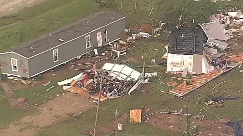 നോർത്തേൺ ടെക്സാസിൽ ടൊർണാഡോ ആഞ്ഞടിച്ചു; രണ്ട് മരണം, നിരവധി വീടുകൾ തകർന്നു