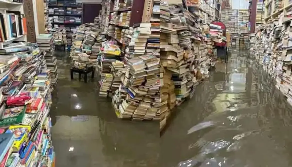 കനത്ത മഴയിൽ വൻ നാശനഷ്ടം : വെള്ളം കയറി ആയിരത്തോളം പുസ്തകങ്ങൾ നശിച്ചു