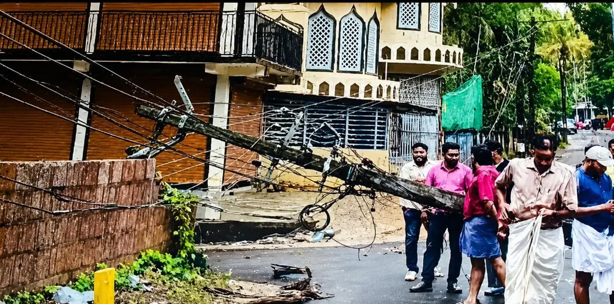 സംസ്ഥാനത്ത് കാറ്റും മഴയും ശക്തമാകുന്നു, ഇന്നലെ പെയ്ത മഴയിൽ വൻ നാശനഷ്‌ട്ടം, ജാഗ്രത തുടരുക