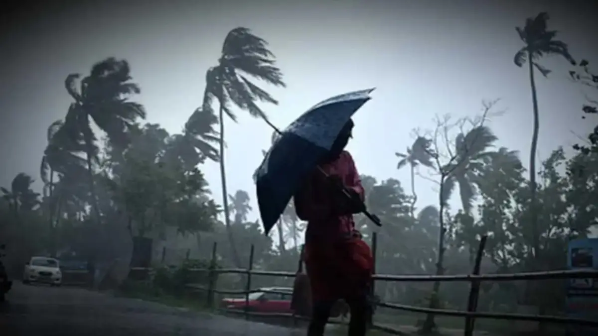 Kerala Weather Update : കേരളത്തിൽ ഇന്ന്  7 ജില്ലകളിൽ യെല്ലോ അലർട്ട് ; മലയോരമേഖലകളിൽ ശക്തമായ കാറ്റ്; വ്യാപക നാശനഷ്ടം