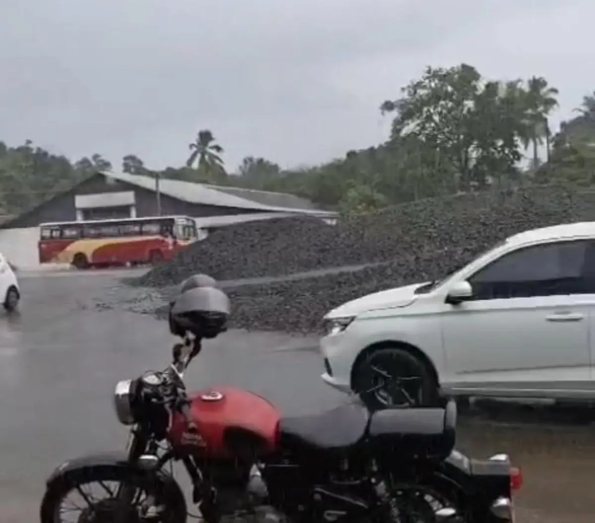 സംസ്ഥാനത്ത് ഇന്നും ശക്തമായ മഴ തുടരും, എട്ട് ജില്ലകളിൽ യെല്ലോ, വിവിധ ജില്ലകളിൽ നാശനഷ്‌ട്ടം