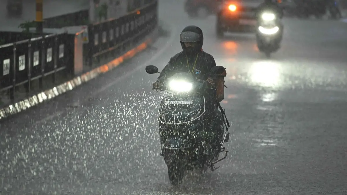 മഴ ശക്തം; റോഡിൽ അതീവ ജാഗ്രത വേണം, ഇരുചക്ര വാഹന യാത്രികർക്ക് പ്രത്യേക മുന്നറിയിപ്പ്