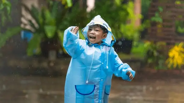 മഴക്കാലം എത്തി; ട്രെൻഡായി സ്റ്റൈലിഷ് റെയിൻകോട്ടുകൾ, വാങ്ങുമ്പോൾ ഈ കാര്യങ്ങൾ മറക്കരുത്