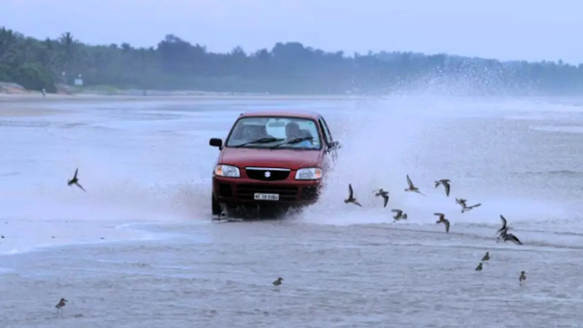 കനത്ത മഴ; മുഴപ്പിലങ്ങാട് ഡ്രൈവ്-ഇൻ ബീച്ചിൽ കടൽക്കയറ്റം, സന്ദർശകർക്ക് നിയന്ത്രണം