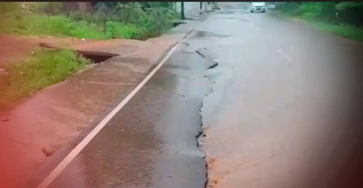 കനത്ത മഴയിൽ വലിയ ശബ്ദത്തോടെ സംസ്ഥാനപാത പിളർന്നു; വൻ ദുരന്തം ഒഴിവായത് തലനാരിഴയ്ക്ക്