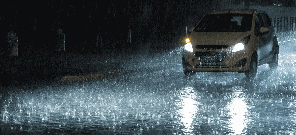 മഴയിൽ വാഹനമോടിക്കുമ്പോൾ ബ്രേക്ക് ചവിട്ടരുതേ; ജീവന് ഭീഷണിയായ ഹൈഡ്രോപ്ലേനിങ് എന്താണ്?