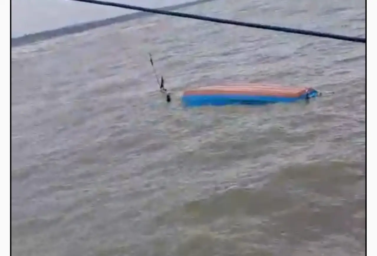 Kerala Rain Live Update : വിവിധ ജില്ലകളിൽ മഴ തുടരുന്നു , ബേപ്പൂരിൽ വള്ളം മറിഞ്ഞു