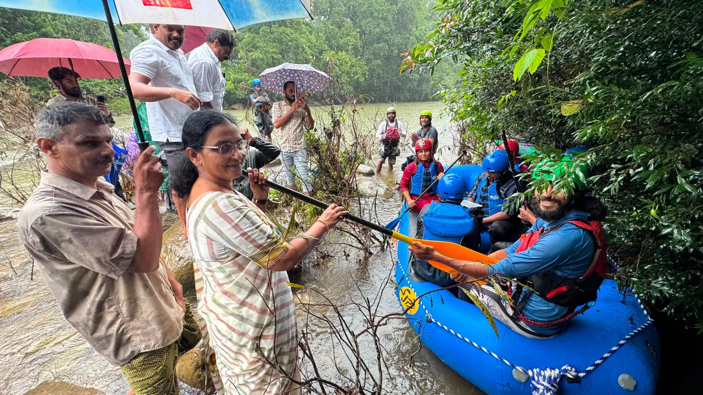 ഇരുവഴിഞ്ഞിപ്പുഴയിൽ കണ്ണീർ തിരച്ചിൽ; തൊട്ടുതാഴെ കയാക്കിങ് ഉദ്ഘാടനം: ജനപ്രതിനിധിയുടെ നടപടിക്കെതിരെ കടുത്ത ജനരോഷം