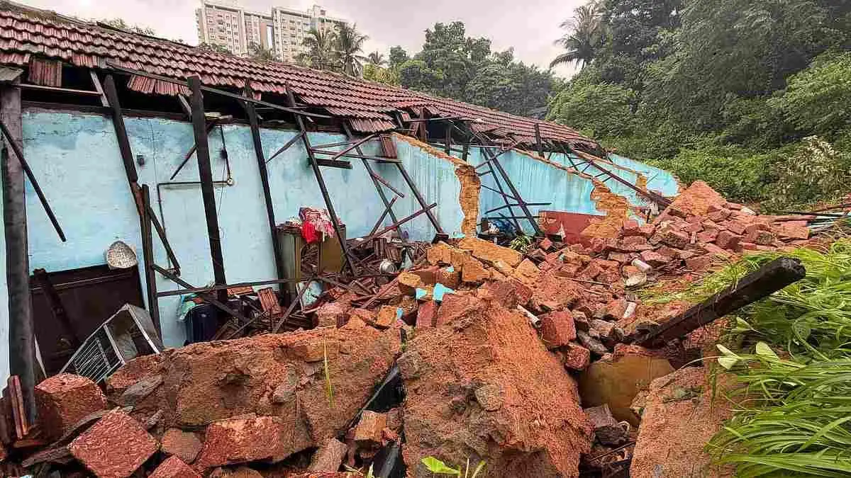 അതിശക്തമായ മഴയിൽ വീട് തകർന്ന് മൂന്ന് മരണം