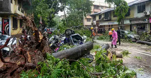 Mumbai Rains : നഗരത്തിൽ ശക്തമായ മഴ, റെഡ് അലർട്ട്, ഒരു മരണം
