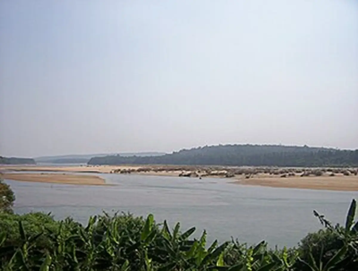 ഭാരതപ്പുഴയിൽ ജലനിരപ്പ് പെട്ടെന്നുയർന്നു; മണ്ണുമാന്തി യന്ത്രങ്ങളും ടിപ്പർ ലോറിയും പുഴയ്ക്കു നടുവിൽ കുടുങ്ങി