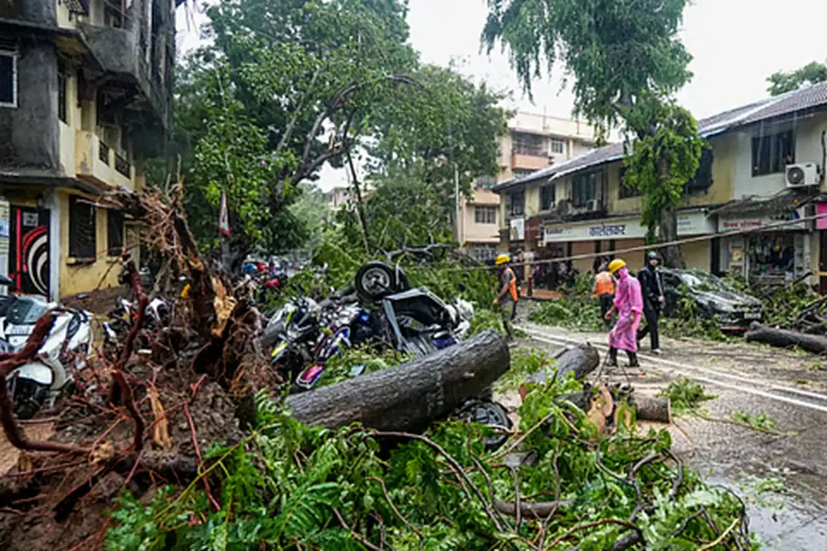 മഹാരാഷ്ട്രയിൽ കനത്ത മഴ, ഉരുൾപൊട്ടൽ, മുംബൈ-പുണെ എക്സ്പ്രസ് വേ അടച്ചു